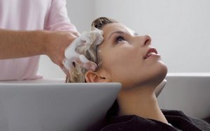 Обычное мытье головы в парикмахерской может спровоцировать инсульт, - исследование