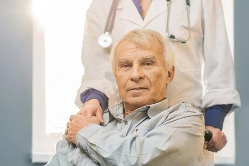 «Задача одна — срочно вызвать медиков»: врач-кардиолог — о том, почему инсульт губит людей